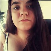 Chica con alto coeficiente en matemáticas imparte clases a niños y niñas